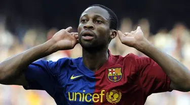 Barcelona&#039;s midfileder of Mali Seydou Keita celebrates after scoring against Villarreal during their Spanish League football match on May 10, 2009 at Camp Nou stadium in Barcelona. AFP PHOTO/LLUIS GENE