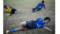 Ryuji Utomo melakukan pendinginan saat latihan bersama Munial Sports Group di Stadion Lebak Bulus, Jakarta. Kini Ryuji memulai mimpi barunya dengan bergabung bersama klub Divisi 2 di Liga Bahrain. (Bola.com/Vitalis Yogi Trisna)