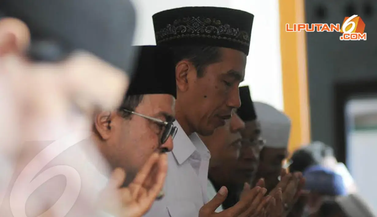 Jokowi menyempatkan diri untuk bersimpuh di salah satu masjid di Serang untuk melakukan salat dan berdoa {Liputan6.com/Herman Zakharia)