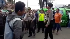  Polisi joget bersama para pendemo di depan Gedung Sate, Bandung, Jawa Barat.