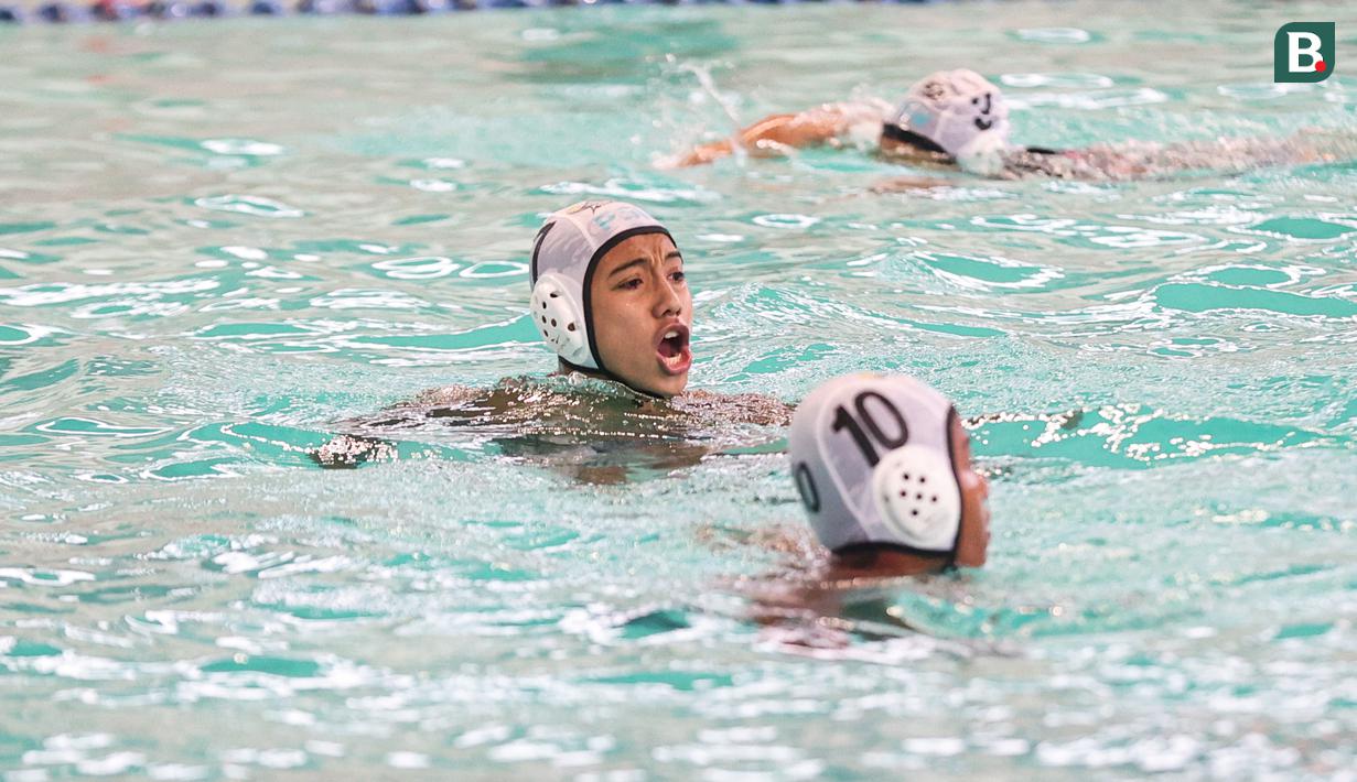Selebrasi Caesar Kirano (kiri) usai mencetak gol pada partai final polo air kategori U-14 Indonesia Open Aquatic Championships (IOAC) 2025 di Stadion Akuatik GBK, Jakarta Pusat, pada Kamis (13/11/2025). (Bola.com/Abdul Aziz)