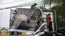 Warga dan petugas Satpol PP menurunkan papan reklame rokok, Jakarta, Rabu (18/11). Gubernur DKI Jakarta menerbitkan Peraturan Gubernur Nomor 1 Tahun 2015 tentang Larangan Penyelenggaraan Reklame Rokok pada Media Luar Ruang. (Liputan6.com/Gempur M Surya)