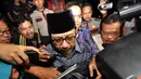 Waryono Karno menjawab pertanyaan wartawan usai menjalani pemeriksaan di gedung KPK, Jakarta. Foto diambil pada Senin (1/12/2014) (Liputan6.com/Miftahul Hayat)