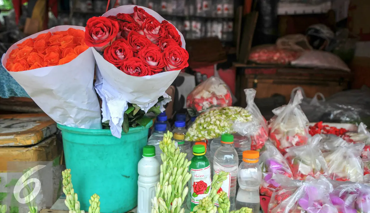 Aneka jenis kembang dan keperluan ziarah lainnya dijajakan di sekitar TPU Karet Bivak, Jakarta, Minggu (29/5/2016). Menjelang Ramadan, warga berbondong-bondong menziarahi makam keluarganya. (Liputan6.com/Yoppy Renato)