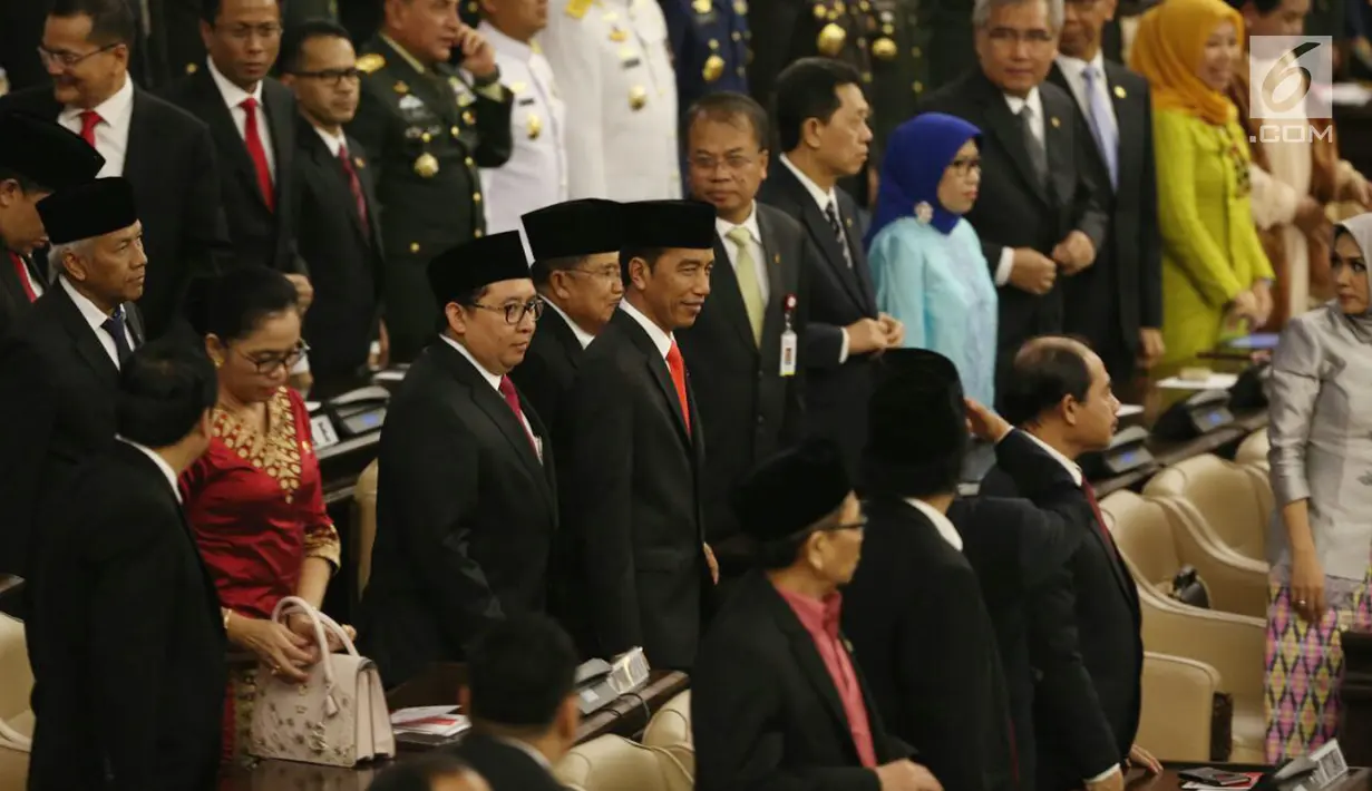Presiden Joko Widodo atau Jokowi bersama Wakil Presiden Jusuf Kalla didampingi Wakil Ketua DPR Fadli Zon dalam Sidang Bersama DPR dan DPD Tahun 2017 di Kompleks Parlemen, Senayan, Jakarta, Rabu (16/8). (Liputan6.com/Johan Tallo)