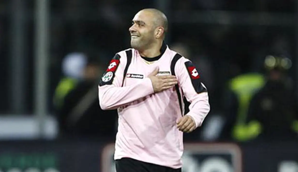 Palermo&#039;s forward Fabrizio Miccoli celebrates after scoring against AC Milan during their Italian Serie A football match on November 30, 2008, at Barbera Stadium. AFP PHOTO/ MARCELLO PATERNOSTRO 