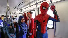 Seorang cosplayer berkostum Spider-Man menaiki Light Rail Transit saat ambil bagian dalam acara cosplay di Kuala Lumpur, Malaysia, Sabtu, 8 Juli 2017. Sejumlah tokoh karakter animasi tiba-tiba muncul di tengah-tengah ruang publik. (AP Photo/Vincent Thian)