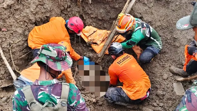 Petugas gabungan mengevakuasi jenazah korban longsor Trenggalek. (Foto: Liputan6.com/Dian Kurniawan)