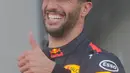 Pembalap Red Bull, Daniel Ricciardo melakukan selebrasi usai finis urutan pertama pada balapan GP Azerbaijan di Baku, Minggu (25/6). Kemenangan Ricciardo merupakan yang pertama sejak dia menjuarai Grand Prix Malaysia tahun lalu. (AP Photo/Efrem Lukatsky)