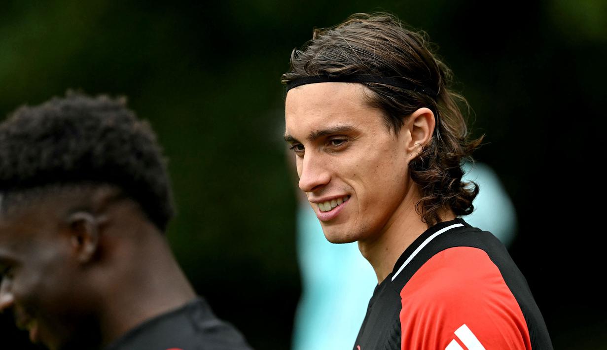 Pemain Arsenal, Riccardo Calafiori mengikuti latihan bersama timnya menjelang laga lanjutan Liga Champions melawan PSG di Arsenal Training Centre, Hertfordshire, Inggris, Selasa (01/10/2024). (AFP/Glyn Kirk)