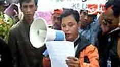 Khawatir terjadi pencemaran lingkungan di Teluk Palabuhan Ratu, Sukabumi, Jawa Barat, warga setempat menolak rencana pembuangan lumpur pasir ke laut. 
