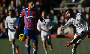 Bek Crystal Palace asal Prancis #05, Maxence Lacroix (kiri), berebut bola dengan gelandang Manchester United asal Portugal #08, Bruno Fernandes, dalam pertandingan Liga Inggris antara Crystal Palace dan Manchester United di Selhurst Park, London selatan, pada 30 November 2025. (Glyn KIRK/AFP)