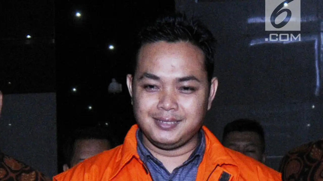 Diperiksa Perdana, Terduga Perantara Suap APBN-P Tebar Senyum