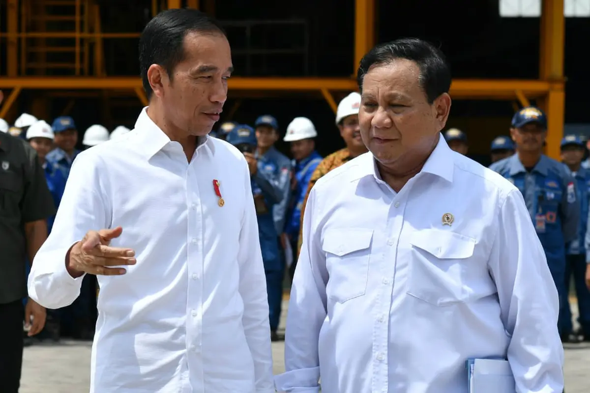 Presiden Joko Widodo atau Jokowi bersama dengan Menhan Prabowo Subianto di Surabaya, Jawa Timur.