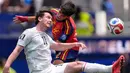 Pemain Austria Michael Gregoritsch berebut bola sundulan dengan pemain Spanyol Pau Cubarsi dari Spanyol saat pertandingan sepak bola babak 32 besar Piala Dunia di Inglewood, California, dekat Los Angeles, Kamis, (02/07/2026). (AP Photo/Mark J. Terrill)