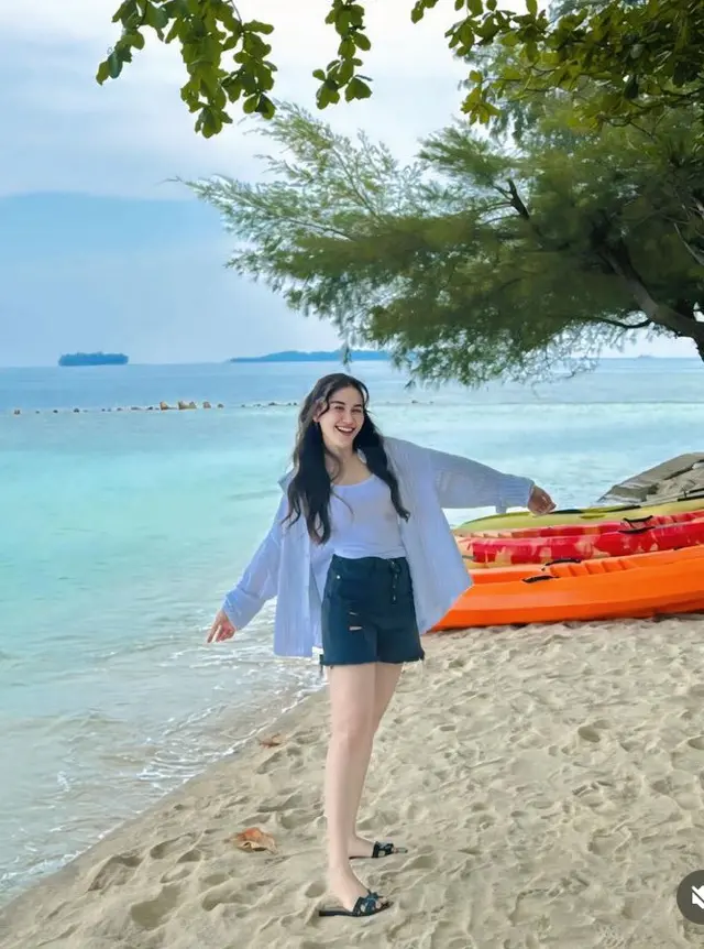 6 Potret Ayu Ting Ting liburan di Kepulauan Seribu ini tampak simpel, sandalnya ditaksir belasan juta