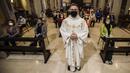 Parson Don Giuseppe Corbari sebelum memulai misa bersama jemaah di SS. Quirico and Giulitta Church di Robbiano, Giussano, Italia, Senin (18/5/2020. Italia secara perlahan melonggarkan kebijakan lockdown akibat pandemi virus corona COVID-19. (AP Photo/Luca Bruno)