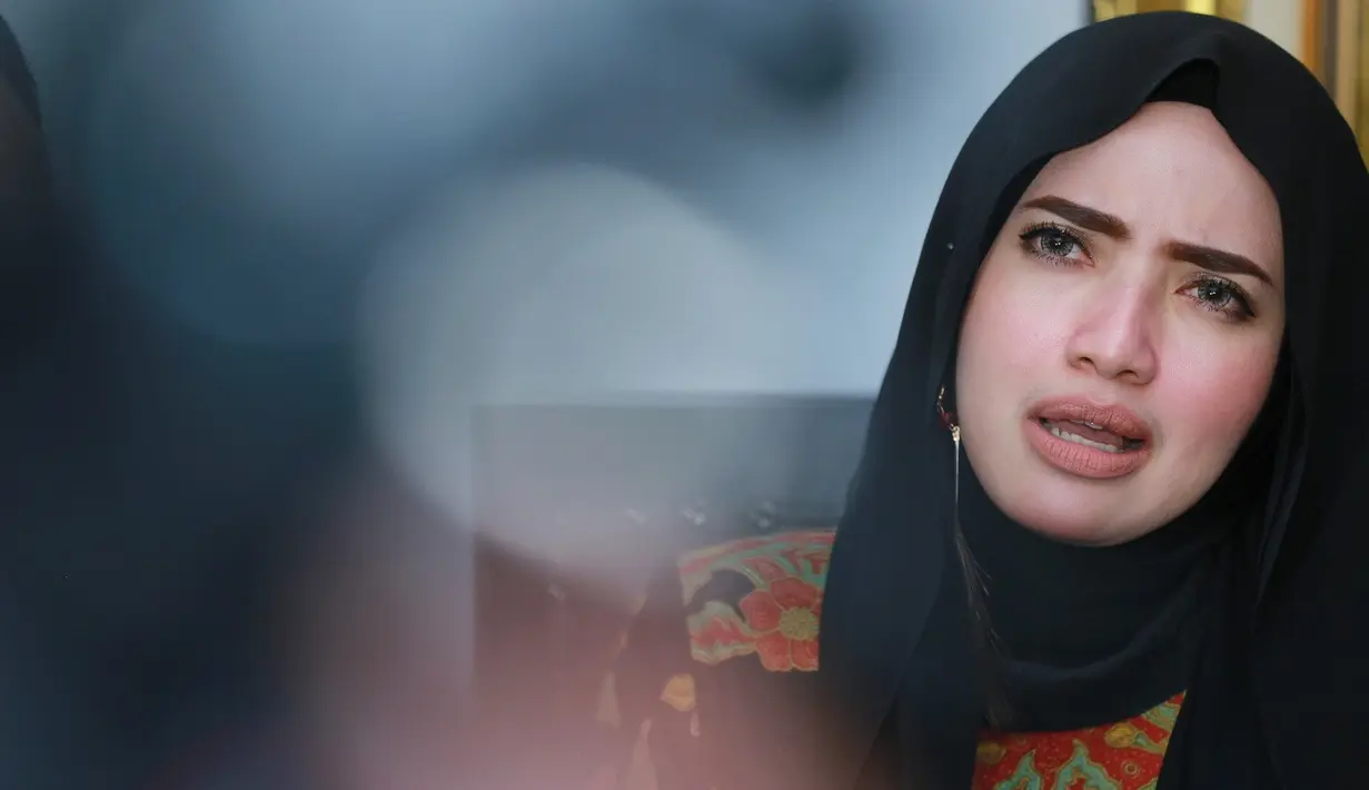 Yulia sendiri mengaku belum lama mengenal pria yang kini sedang digugat cerai oleh istri pertamanya tersebut. Tapi, ia beberpa kali ketemu lantaran untuk mendongkrak suara untuk partainya. (Adrian Putra/Bintang.com)