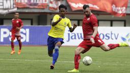 Striker Persija Jakarta, Marko Simic, berusaha melepas tendangan saat melawan 757 Kepri Jaya pada laga Piala Indonesia di Stadion Patriot Bekasi, Jawa Barat, Rabu (23/1). Persija menang 8-2 atas Kepri. (Bola.com/Yoppy Renato)