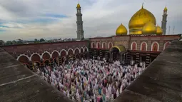 Ribuan umat Islam melaksanakan salat Idul Fitri 1447 Hijriah di Mesjid Kubah Emas, Kota Depok, Jawa Barat, pada Sabtu 21 Maret 2026. Tampak dalam foto, ribuan umat Islam ketika melaksanakan salat Idul Fitri 1447 Hijriah di Mesjid Kubah Emas, Depok, Jawa Barat, Sabtu (21/3/2026). (merdeka.com/Arie Basuki)