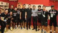 Legenda Manchester United, Gary Neville, datang langsung menyaksikan Bali United vs PSM Makassar di Stadion I Wayan Dipta, Gianyar, Bali, Minggu (23/7/2017). (Bola.com/Instagram Bali United)