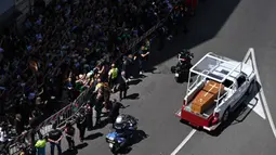 Orang-orang berkumpul di sepanjang jalan menyaksikan iring-iringan kendaraan yang membawa jenazah mendiang Paus Fransiskus dari Basilika Santo Petrus ke Basilika Santa Maria Maggiore dalam upacara pemakaman di Roma pada 26 April 2025. (Piero CRUCIATTI/AFP)