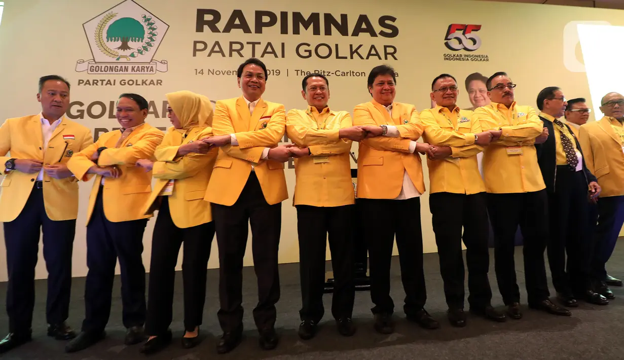 Ketua Umum DPP Golkar Airlangga Hartarto bersama Ketua MPR Bambang Soesatyo dan Wakil Ketua DPR Aziz Syamsuddin foto bersama saat menghadiri rapat pimpinan nasional (Rapimnas) Partai Golkar di Kawasan Kuningan, Jakarta Selatan, Kamis (14/11/2019). (Liputan6.com/Johan Tallo)