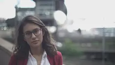 Wanita kelahiran tahun 1988 ini tampak cantik menggunakan kacamata. Dengan kemeja putih dan outer merah, penampilan aktris yang mulai terkenal sejak membintangi Film "Badai Pasti Berlalu" ini semakin terlihat menawan. (Liputan6.com/IG/@raihaanun)