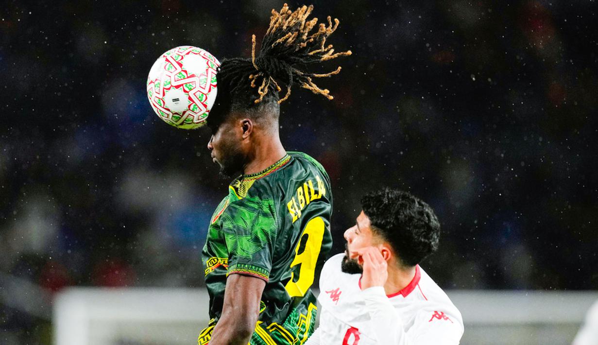 Laga berjalan menegangkan, terlebih Mali harus bermain dengan 10 pemain hampir sepanjang pertandingan. (AP Photo/Themba Hadebe)