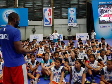 Pelatih Junior NBA, Chris Sumner, memberikan arahan kepada peserta tahap Selection Camp Junior NBA di Jakarta, Minggu (21/8/2016). Para peserta tahap Selection Camp dipilih 64 terbaik untuk lolos ke tahap National Training Camp. (Istimewa)