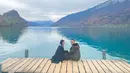 Pemandangan pegunungan yang dinikmati di pinggir danau merupakan pilihan Shireen Sungkar dan Teuku Wisnu untuk berpose. (Foto: Instagram/@shireensungkar)