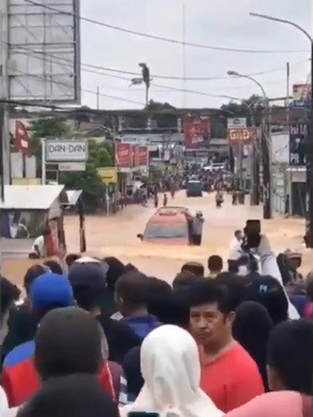 angkot terobos banjir