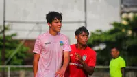 Pemain diaspora Timnas Timor Leste U-20, Tiago William Torres Lai saat uji coba menghadapi Bali United U-20 di Lapangan Gelora Samudera, Kuta. (Bola.com/Alit Binawan)