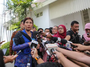 Menteri Kelautan dan Perikanan, Susi Pudjiastuti memberikan keterangan usai menemui Presiden Jokowi di Istana Merdeka, Jakarta, Senin (22/6). Kedatangan Menteri Susi untuk melaporkan dicabutnya izin 15 perusahaan ikan. (Liputan6.com/Faizal Fanani)