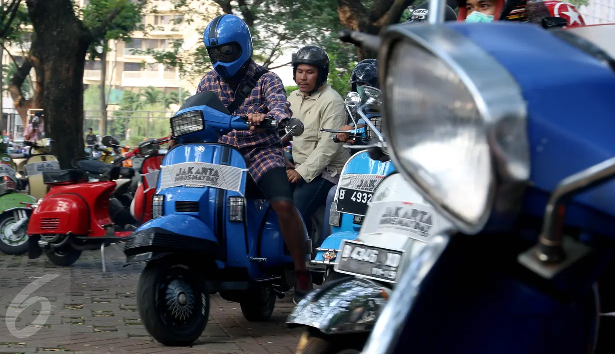 Penggemar vespa melaju di area Jakarta Mods Mayday 2017 di Parkir Timur Senayan, Jakarta, Sabtu (13/5). Jakarta Mods Mayday 2017 merupakan ajang berkumpulnya penggemar skuter Vespa. (Liputan6.com/Johan Tallo)