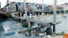 Citizen6, Lhokseumawe: Anak-anak mandi di sungai yang sedang pasang dan dipenuhi sampah rumah tangga, di Desa Pusong Lama, Kecamatan Banda Sakti, Lhokseumawe, Minggu (15/5). (Pengirim: Paradigma)