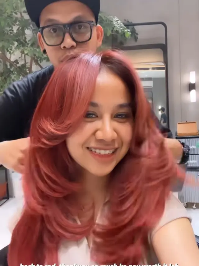 Mayang Lucyana Pamer Rambut Merah
