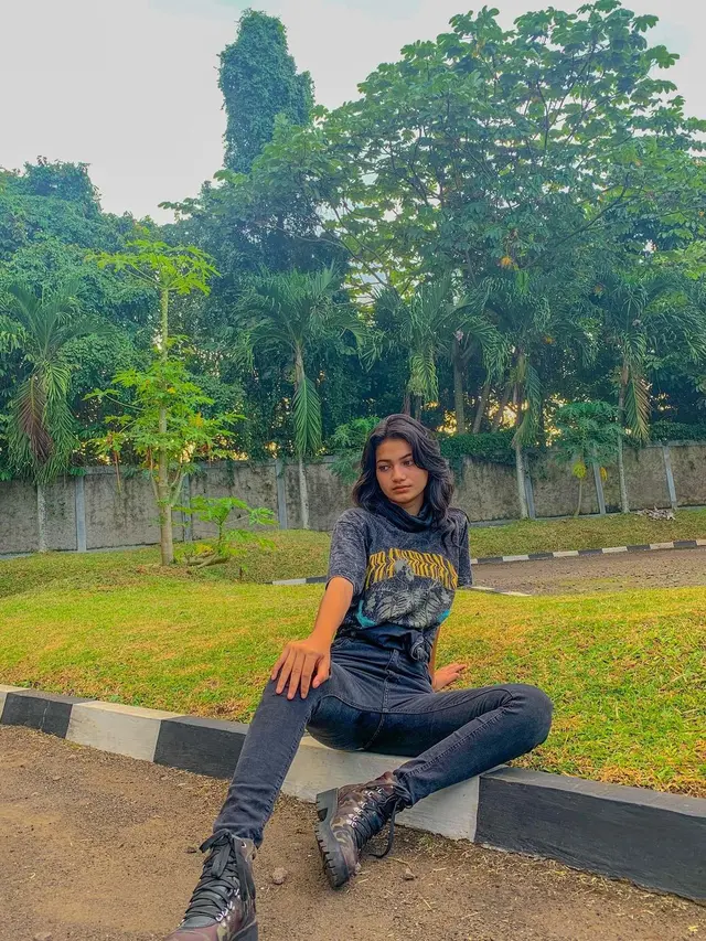 Ratu Sofya tampil beda dengan gaya street style (https://www.instagram.com/p/CRJLo3iFNm3/)