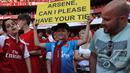 Fans cilik bahagia menerima dasi dari pelatih Arsene Wegner di Emirates Stadium, London, (6/5/2018). Arsene Wegner mengumumkan mundur sebagai pelatih setelah 22 tahun bersama Arsenal. (AFP/Adrian Dennis)