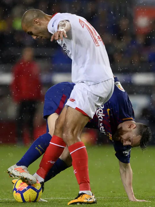 Aksi pemain Barcelona, Lionel Messi (kanan) saat berebut bola dengan pemain Sevilla, Guido Pizarro pada lanjutan La Liga Santander di Camp Nou stadium, Barcelona, (4/11/2017). Barcelona menang 2-1. (AFP/Josep Lago)