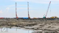 Mesin penimbun tampak kokoh berdiri di atas hamparan pasir berada di Teluk Jakarta, Muara Angke, (17/4). Lokasi yang dulunya mejadi tempat nelayan mencari ikan berubah menjadi dataran dari proyek Reklamasi Teluk Jakarta. (Liputan6.com/Yoppy Renato)