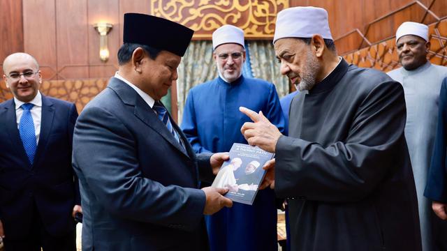 Presiden Prabowo Subianto menemui Grand Syekh Al-Azhar, Imam Akbar Ahmed Al-Tayeb, di Mashiaket Al-Azhar, Kairo, Mesir.
