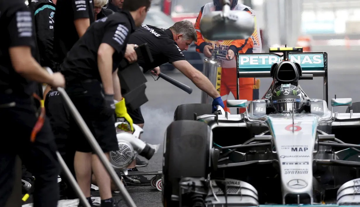 Pembalap Formula Satu Mercedes, Nico Rosberg berhenti di pit-stop selama sesi latihan pertama Grand Prix Meksiko di Autodromo Hermanos Rodriguez, Meksiko, (30/10/2015). Meksiko pertama kali menjadi tuan rumah F1 pada 1963. (REUTERS/Edgard Garrido)