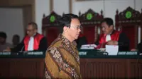 Terdakwa Basuki Tjahaja Purnama atau Ahok menjalani sidang lanjutan kasus dugaan penodaan agama di Auditorium Kementan, Jakarta, Selasa (21/2). JPU menghadirkan empat saksi ahli dalam sidang ke sebelas hari ini. (Liputan6.com/Yuniadhi Agung/Pool)
