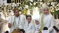 Fitri Tropica dan Suami Maknai 10 Tahun Pernikahan dengan Rasa Syukur, Ingin Terus Bersama Hingga Tua