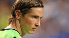 Striker Chelsea Fernando Torres duduk di bangku cadangan saat laga final Barclays Asia Trophy melawan Aston Villa di Hong Kong Stadium,30 Juli 2011. Chelsea won 2-0. AFP PHOTO / ED JONES 