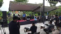 Dispendik Surabaya menggelar Festival Band Taman Kota sebagai upaya pemkot mencari bakat-bakat potensial. (Dian Kurniawan/Liputan6.com)