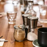 Gula dan garam berlebihan bisa mempercepat proses penuaan, meningkatkan risiko diabetes, hipertensi, serta menurunkan energi secara tiba-tiba (Foto: Stacie Ong/Unsplash)