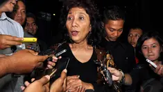 Menteri Kelautan dan Perikanan, Susi Pudjiastuti menyambangi  Gedung KPK, Jakarta, Senin (10/11/2014). (Liputan6.com/Miftahul Hayat) 