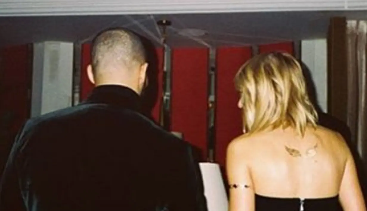 Drake dan Taylor Swift kembali ramai menjadi perbincangan publik. Setelah tersebar kedekatan mereka dan Drake mengenalkan Taylor kepada ibunya, kini Drake mengunggah foto dirinya bersama Taylor, meski tampak belakang. (Instagram/champagnepapi)